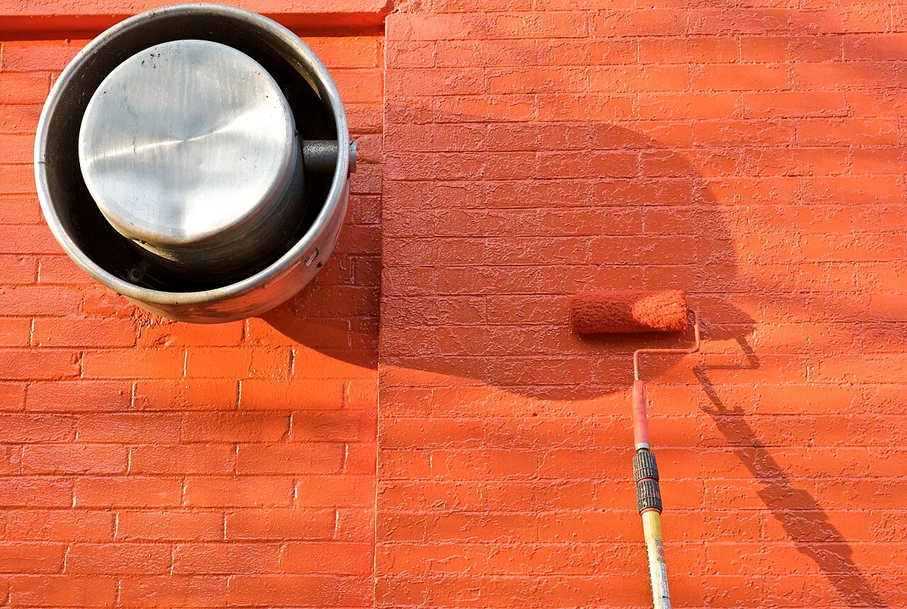 Peinture au rouleau sur un mur extérieur