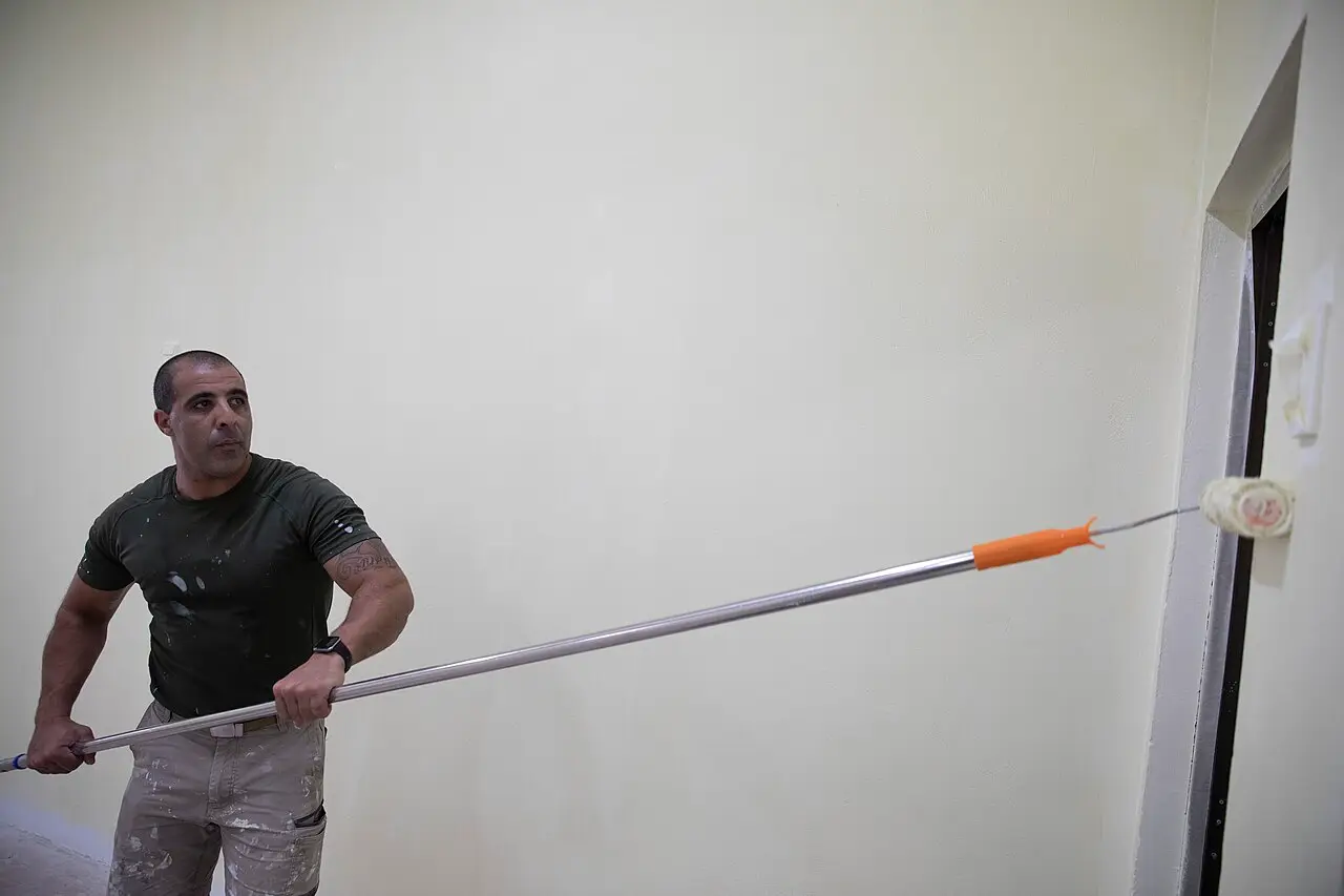 Peintre appliquant la peinture au rouleau